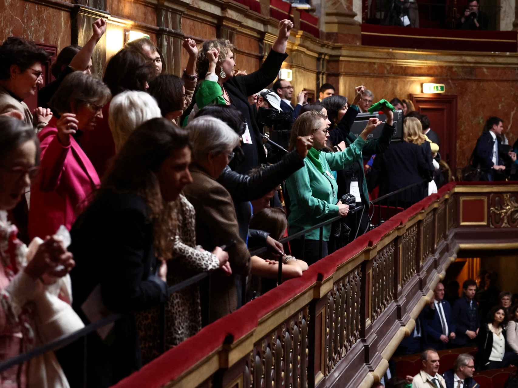 Activistas feministas celebran el resultado de la votación para constitucionalizar el aborto en el Palacio de Versalles.