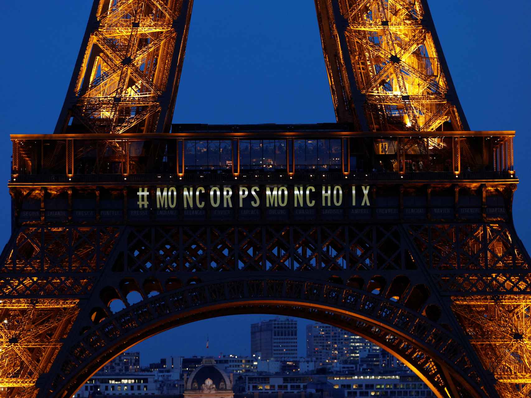 La Torre Eiffel iluminada con el rótulo Mi cuerpo, mi decisión, tras la inclusión del aborto en la Constitución francesa, este lunes en París.