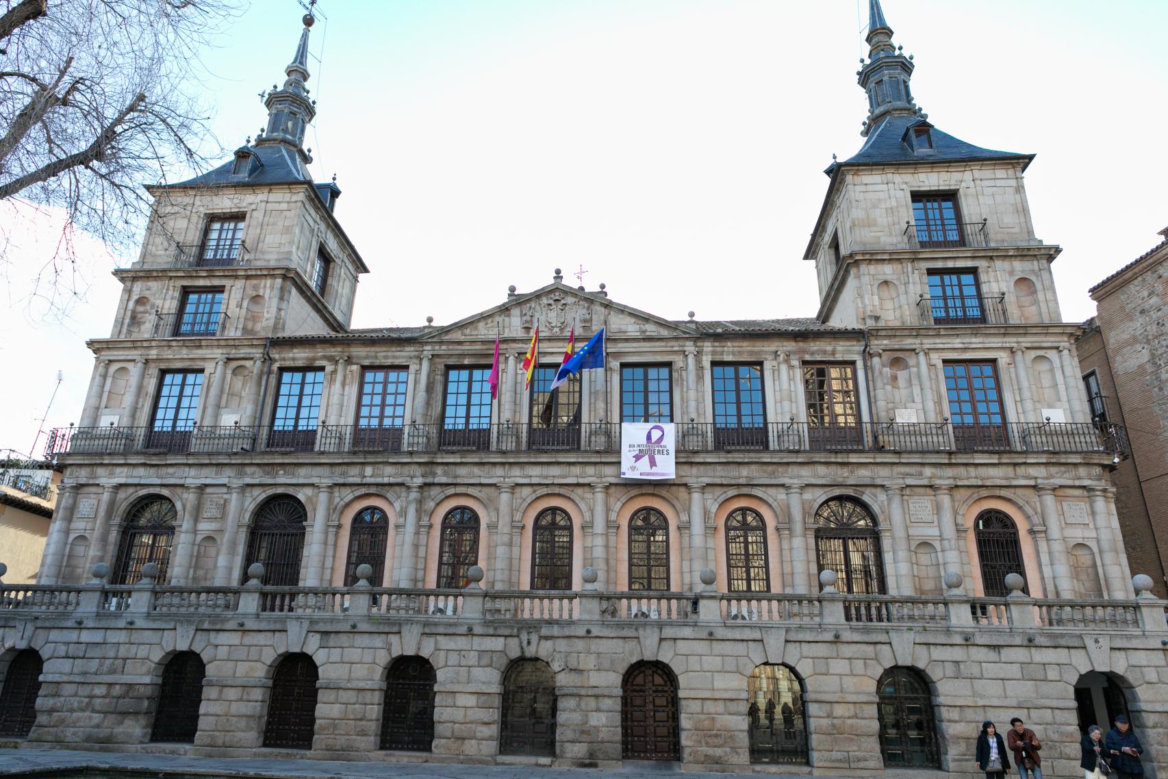 Pancarta del 8M en el Ayuntamiento de Toledo.