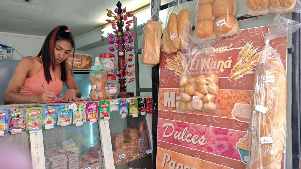 Una joven anota sus ventas en una tienda privada, el pasado 26 de febrero en La Habana.