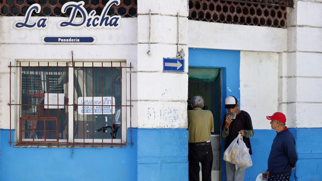 Varias personas hacen fila para compar pan en La Habana, el pasado mes de febrero.