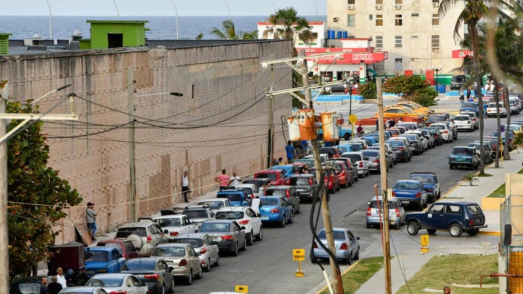 Cola para repostar en una gasolinera de La Habana el 28 de febrero, antes de la subida de precio del combustible.