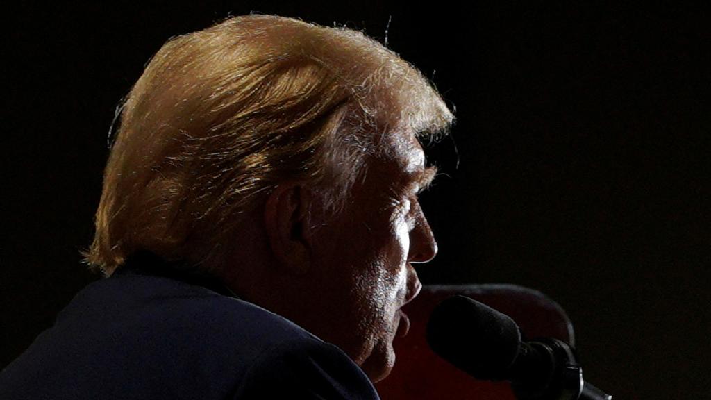 Donald Trump habla en el escenario durante un acto de campaña en Richmond (Virginia).