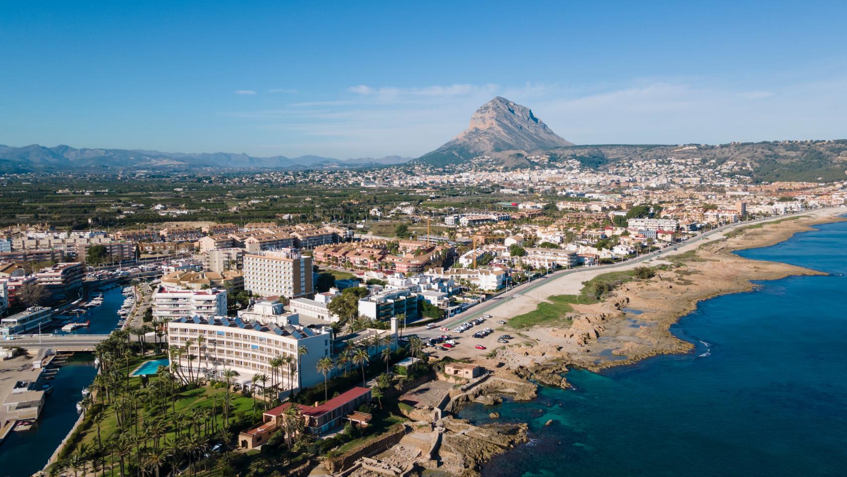 Un día soleado en el cielo de Jávea, en una imagen de Shutterstock.