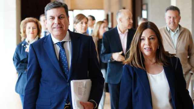 El consejero de Economía y Hacienda, Carlos Fernández Carriedo, a su llegada a la comparecencia de este lunes en las Cortes.