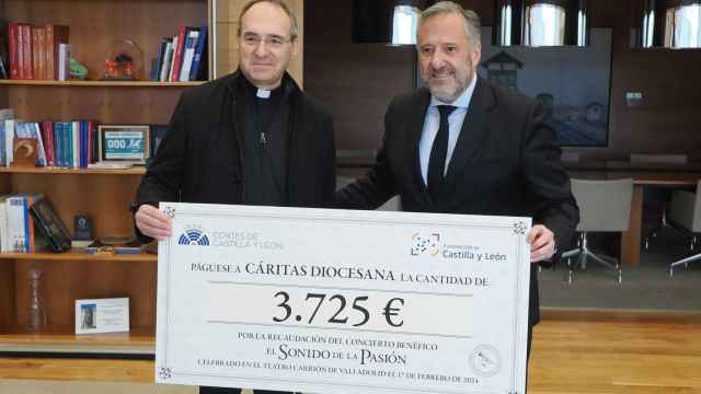 Carlos Pollán hace entrega de los 3.725 euros por el concierto 'El Sonido de la Pasión' a Cáritas Castilla y León