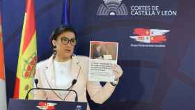 Ana Sánchez muestra la información publicada por El ESPAÑOL Noticias de Castilla y León