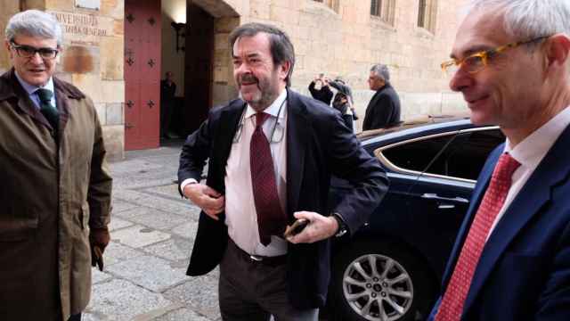 El presidente suplente del CGPJ, Vicente Guilarte, es recibido a las puertas de la Universidad de Salamanca por el rector, Ricardo Rivero