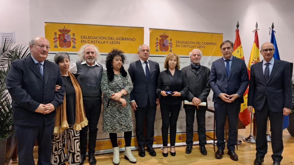 Acto de entrega de la Encomienda de la Orden del Mérito Civil a la familia de Encarna Pérez por su vocación de servicio y su perspectiva social al frente de la Subdelegación del Gobierno en Salamanca
