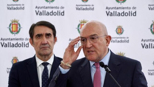 Jesús Julio Carnero, alcalde de Valladolid, en primer plano, junto a Juan Carlos Suárez-Quiñones