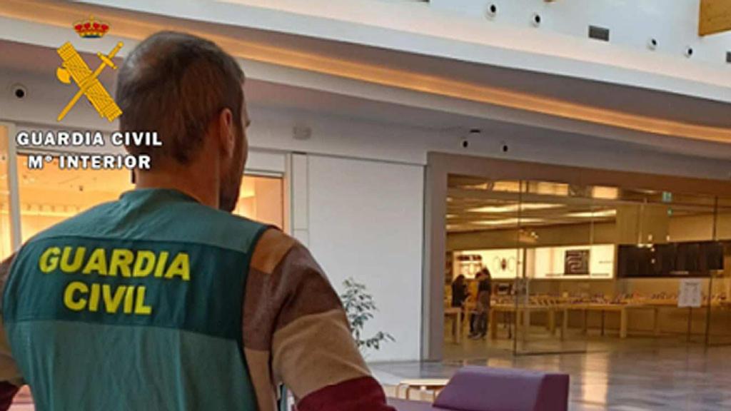Un guardia civil en Río Shopping