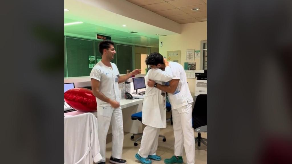 Dos gemelos vallisoletanos sorprenden a su madre, que se jubila tras 45 años de servicio.