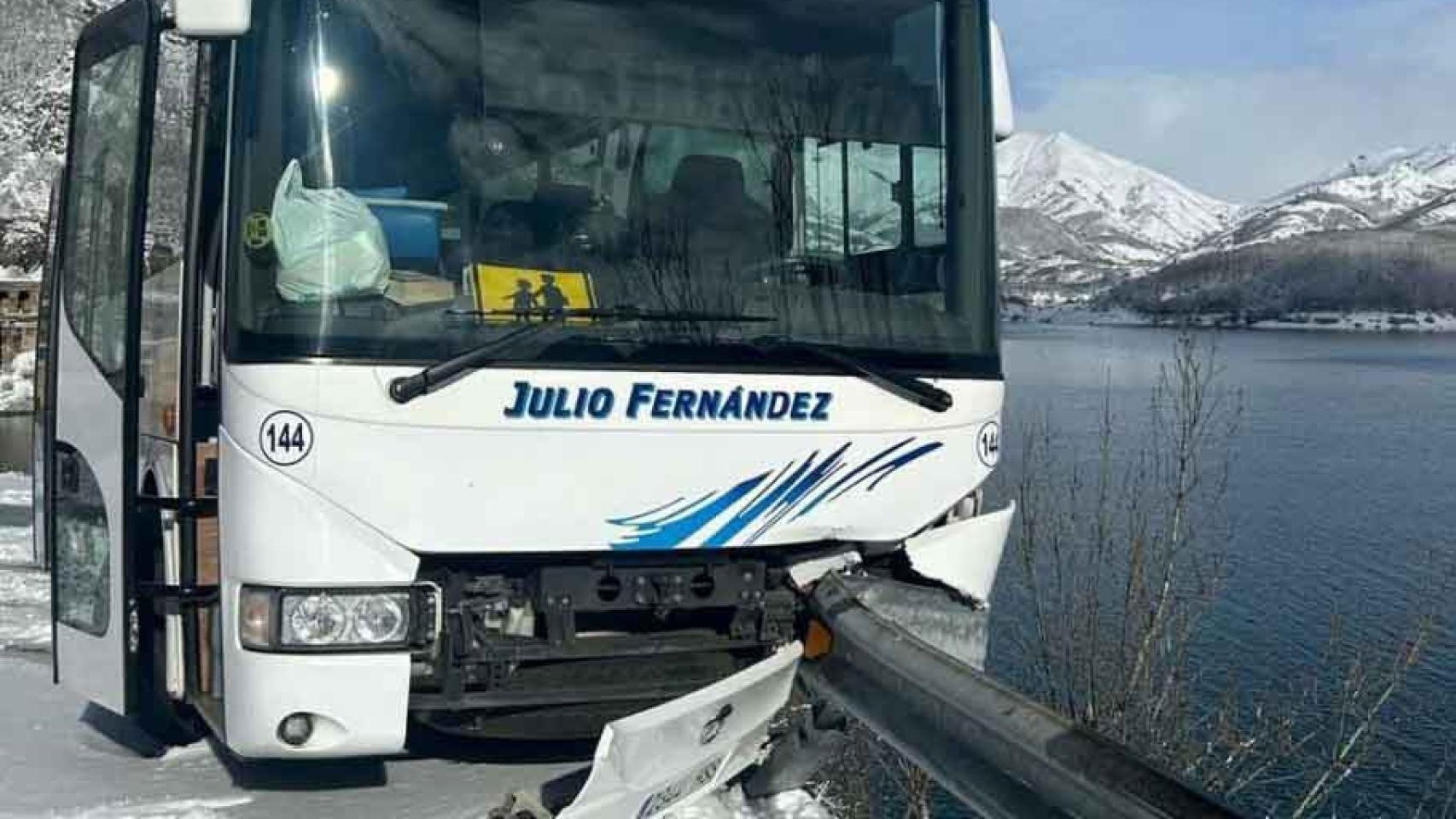 Autobús accidentado en el embalse del Porma