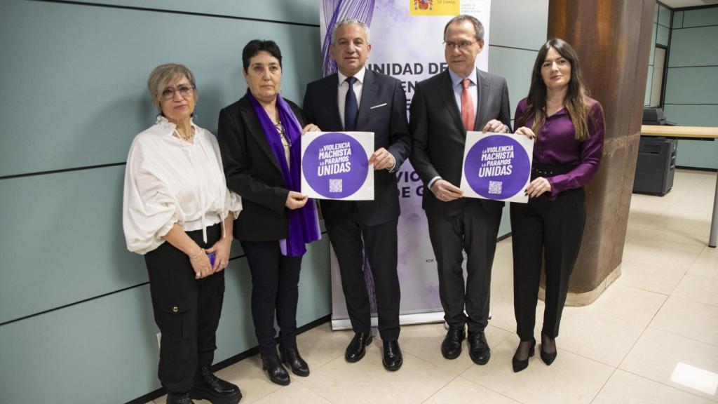 El delegado del Gobierno en Castilla y León, Nicanor Sen; el subdelegado del Gobierno en Zamora, Ángel Blanco; la directora provincial en funciones del SEPE, Asunción Justo; la coordinadora autonómica de violencia de género, Jéssica Martínez, y la responsable del área en Zamora, Marisa Manso
