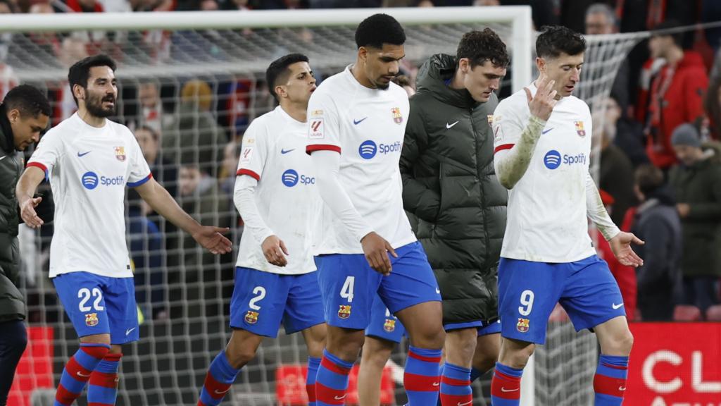 Los jugadores del Barça se lamentan tras el tropiezo ante el Athletic.