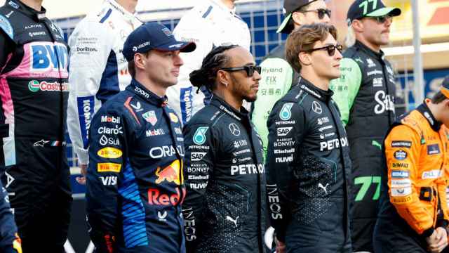 Verstappen, junto a Lewis Hamilton y George Russell en la foto de familia de los pilotos de Fórmula 1