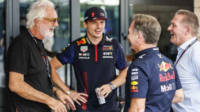 Jos Verstappen junto a su hijo, Christian Horner y Fabio Briatore dialogan en el Paddock de la F1