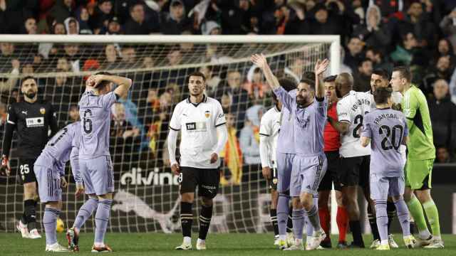 Los jugadores del Real Madrid protestan ante Gil Manzano tras el partido contra el Valencia