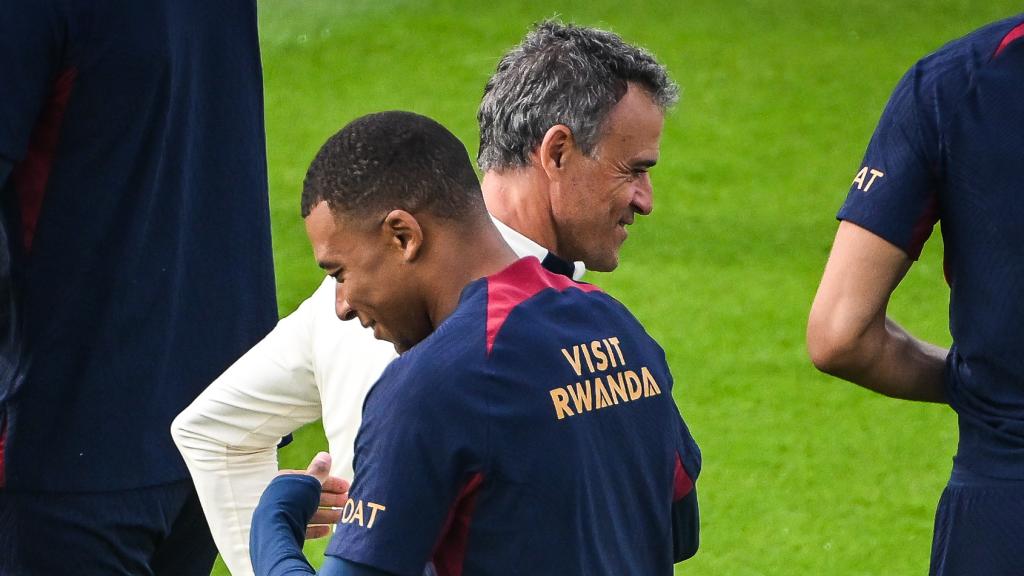 Mbappé y Luis Enrique, durante un entrenamiento del PSG