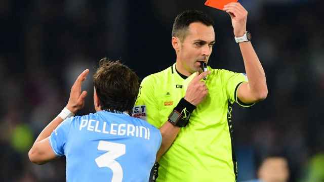 Marco Di Bello muestra una tarjeta roja a uno de los jugadores de la Lazio.