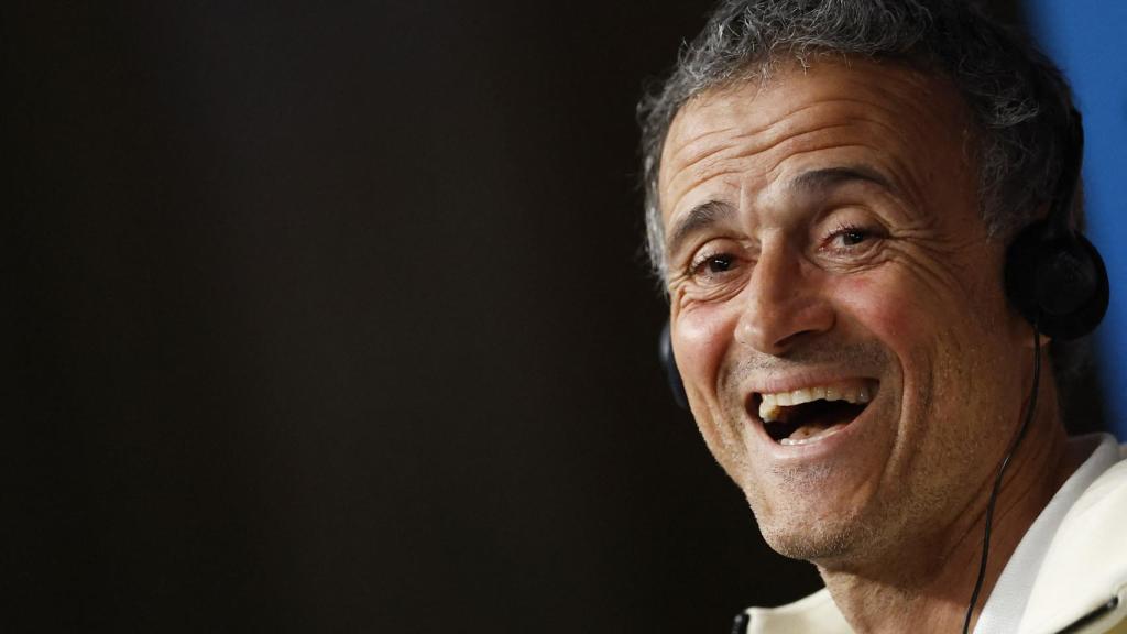Luis Enrique, sonriente en rueda de prensa.