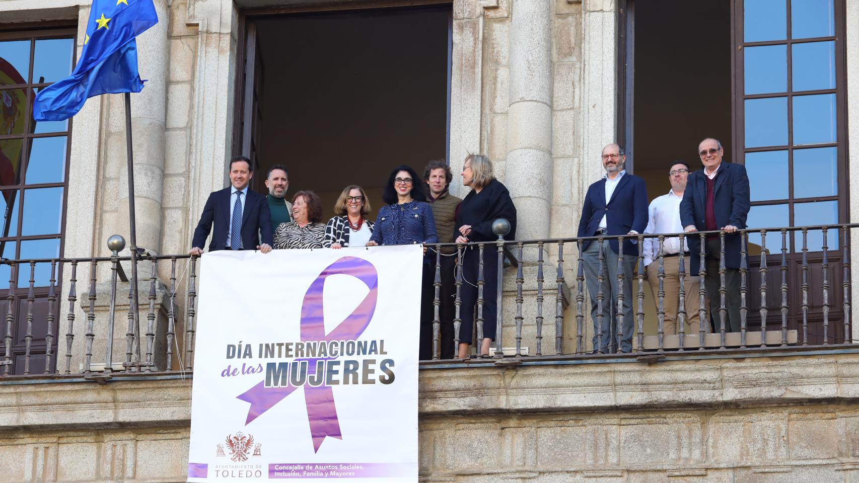 Despliegue de la pancarta del 8M en el Ayuntamiento de Toledo.