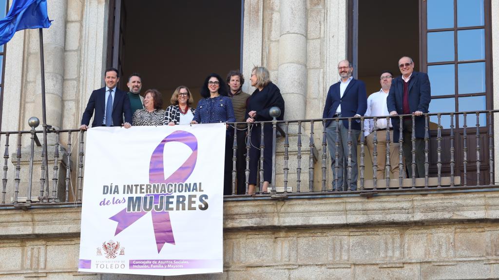 Despliegue de la pancarta del 8M en el Ayuntamiento de Toledo.
