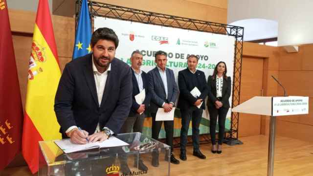 Fernando López Miras, este lunes, firmando un plan plurianual de ayudas con las organizaciones agrarias.