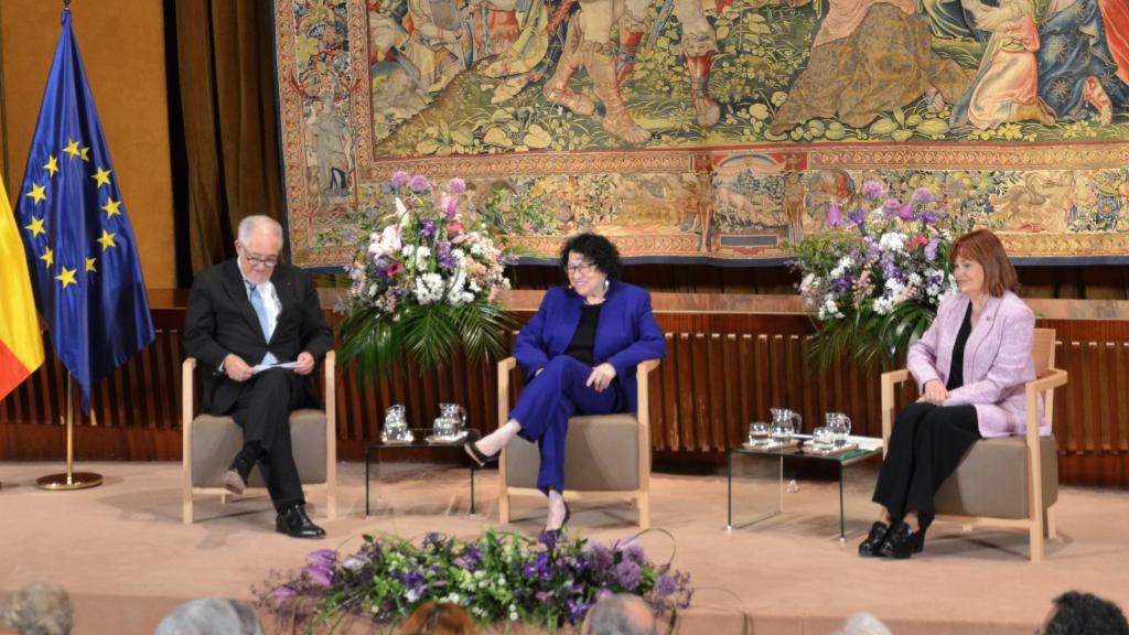 Sonia Sotomayor, durante el coloquio en el Tribunal Constitucional, junto al presidente y la vicepresidenta del órgano./