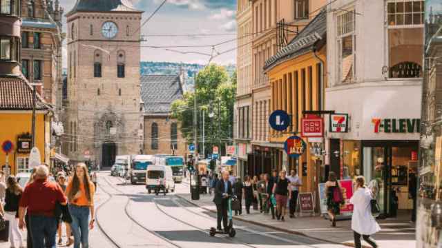 Gente paseando por las calles de Oslo