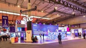 Stand del operador Saudi Telecom Company (Stc) en el MWC 2024