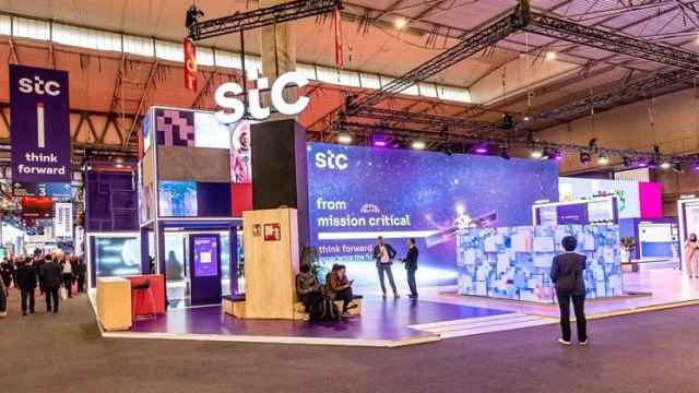 Stand del operador Saudi Telecom Company (Stc) en el MWC 2024