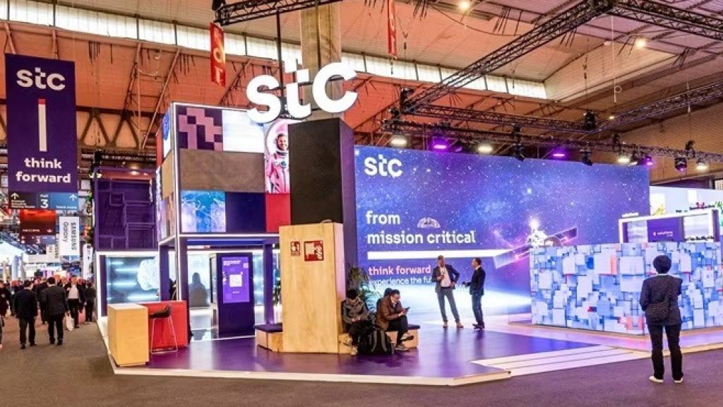 Stand del operador Saudi Telecom Company (Stc) en el MWC 2024