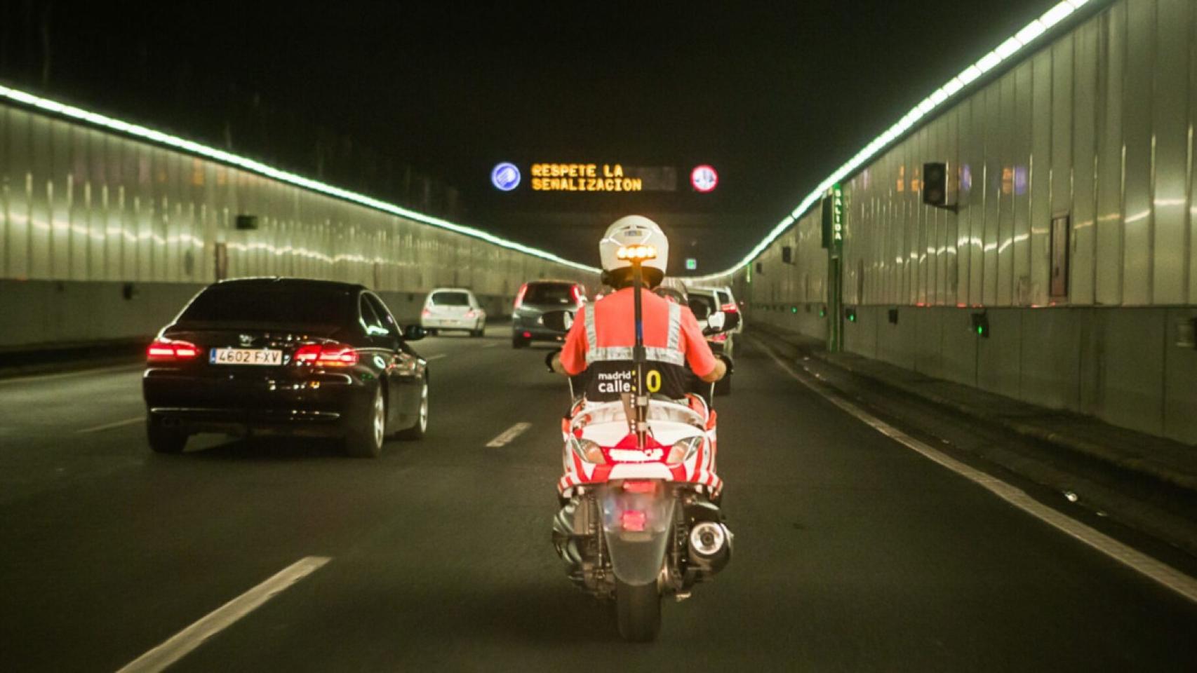 Un operario de Madrid Calle 30 circulando por los túneles de la autovía de circunvalación.