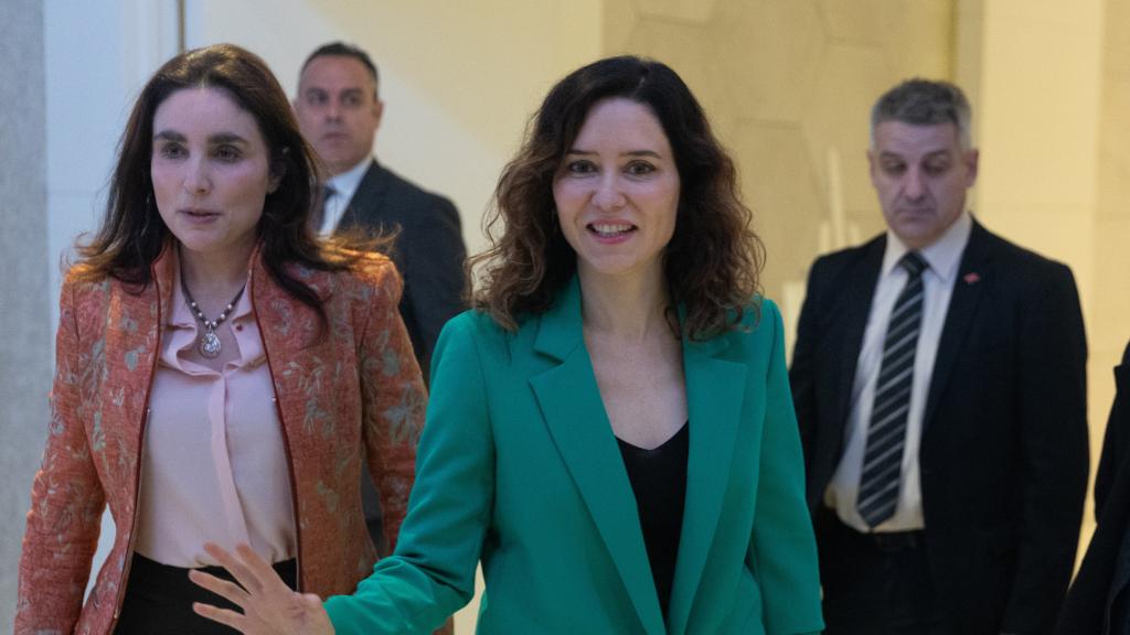 La vicepresidenta miembro de la Junta directiva del Club Siglo XXI Paloma Segrelles, y la presidenta de la Comunidad de Madrid y del PP de Madrid, Isabel Díaz Ayuso.