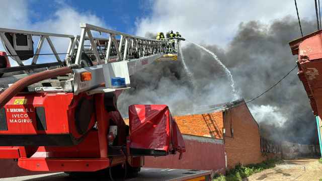 Un incendio provoca una gigantesca columna de humo en Leganés: la Policía confina a los vecinos