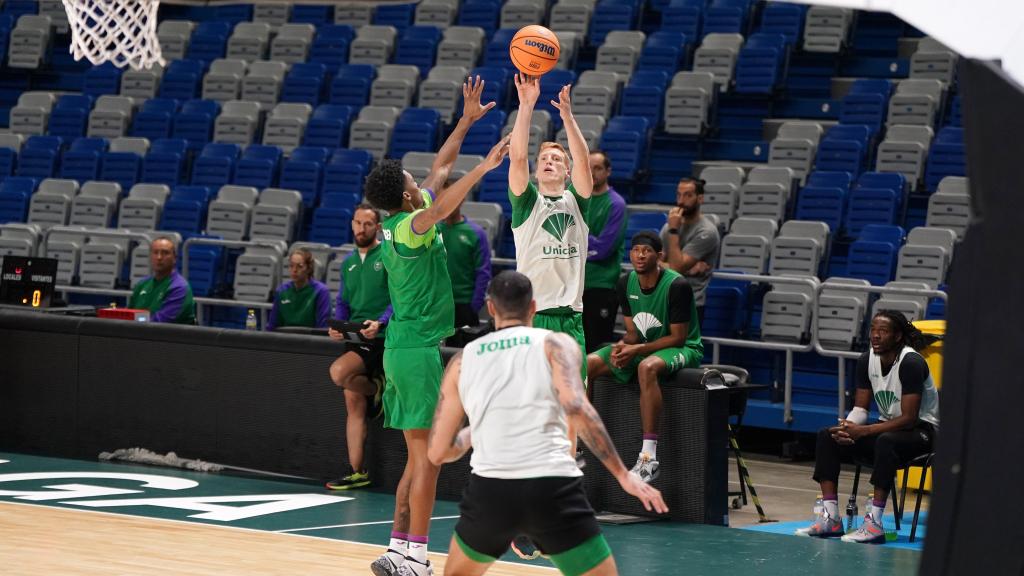 Alberto Díaz lanza a canasta en un entrenamiento del Unicaja de Málaga.