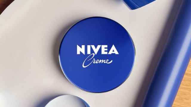 El sencillo truco de la crema Nivea para eliminar y aclarar las ojeras.