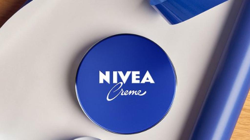 El sencillo truco de la crema Nivea para eliminar y aclarar las ojeras.