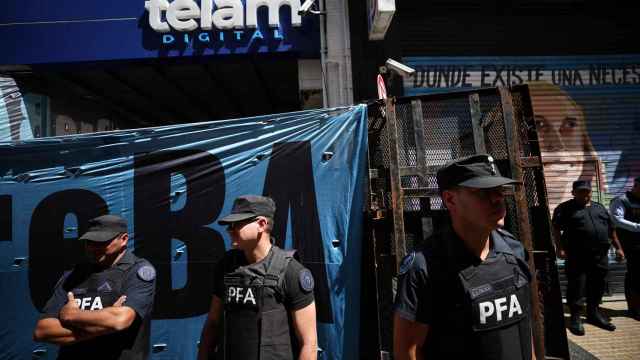 Varios agentes de la policía custodian la sede de Télam ante una protesta, este lunes en Buenos Aires.