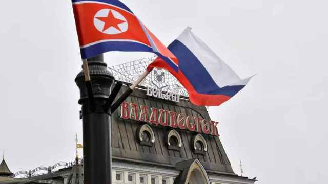 Banderas de Corea del Norte y Rusia junto a una estación de tren por la visita de Kim Jong Un a Vladivostok, el 25 de abril de 2019.