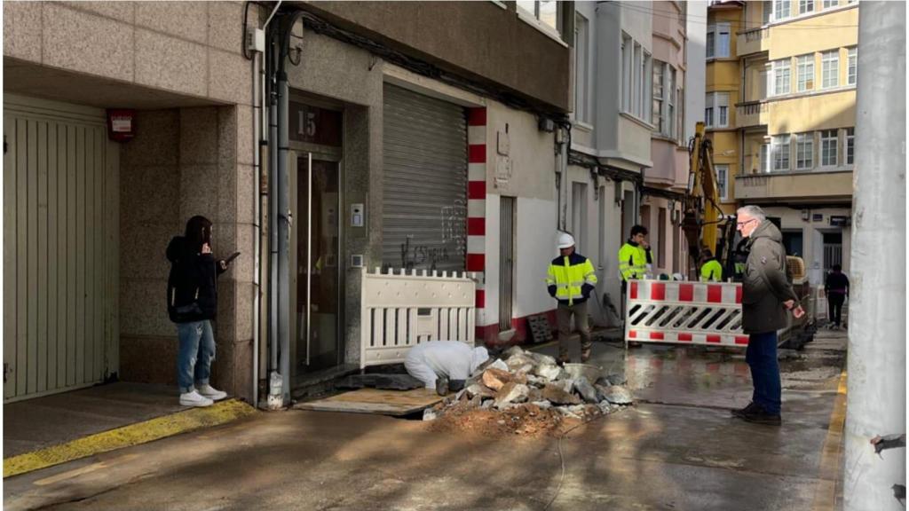 Actuación en la calle Mondoñedo tras la rotura de la tubería