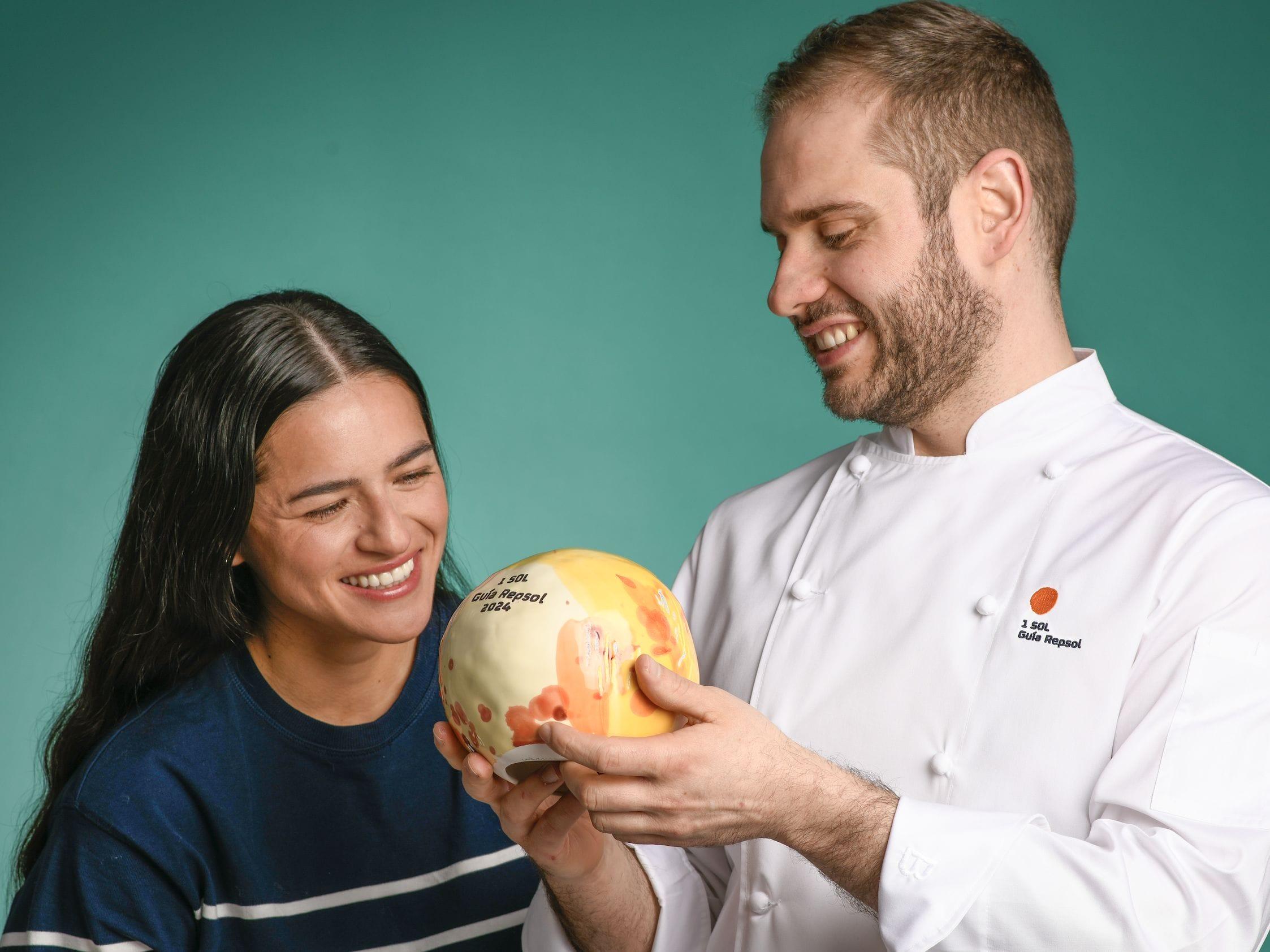 Áxel Smyth y Claudia Merchán, su mano derecha y segunda de cocina de Simpar.