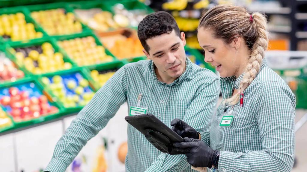 Imagen de archivo de dos empleados de Mercadona.