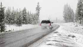 Imagen de un coche en la carretera nevada