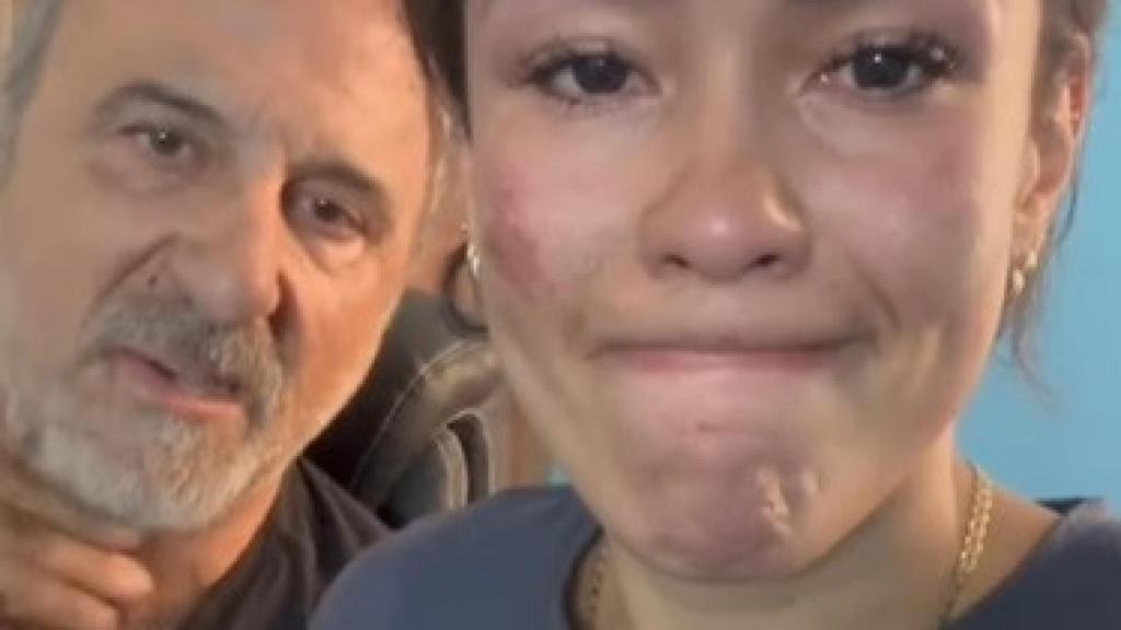 La pareja tras denunciar la agresión sexual.