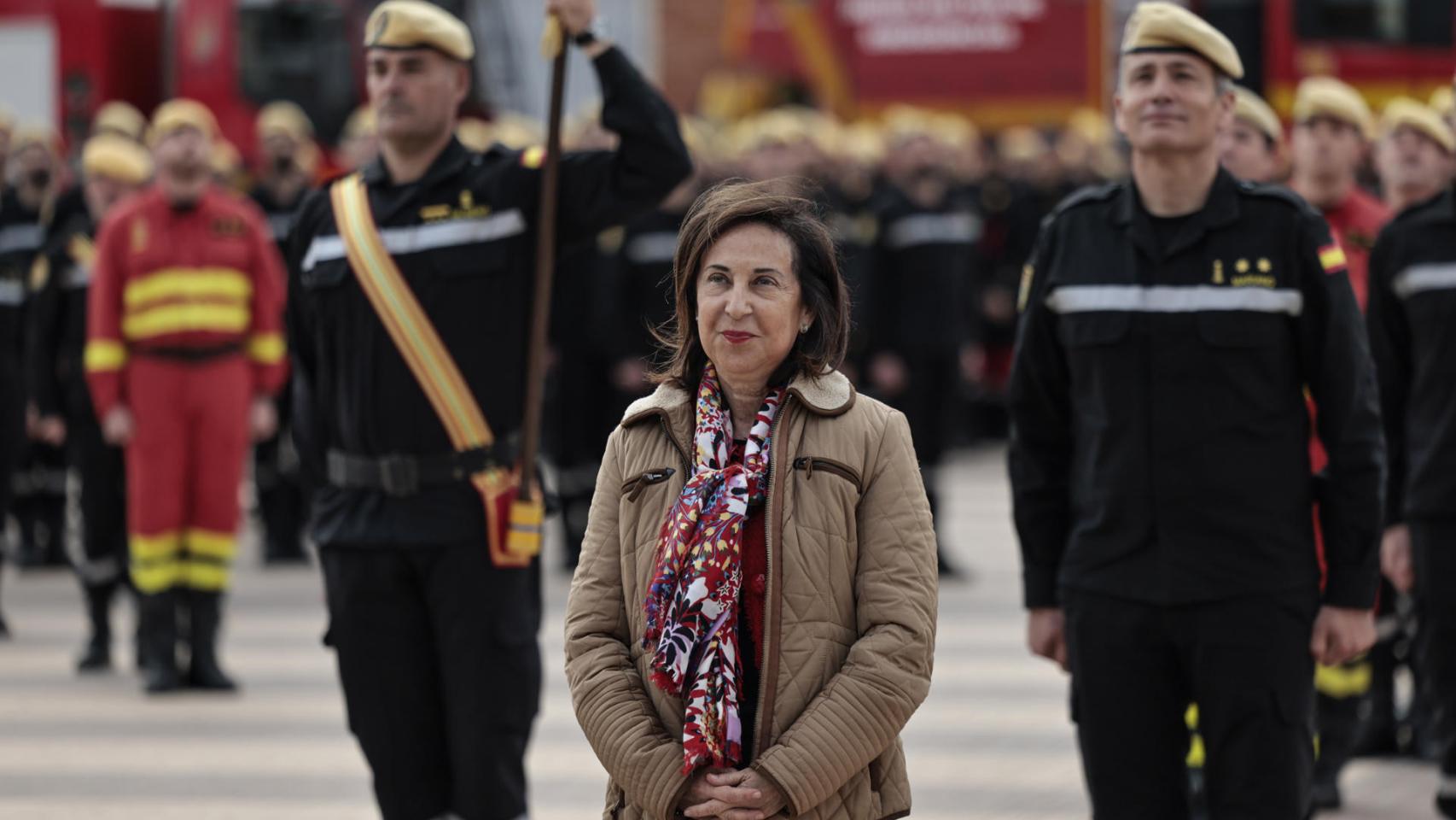 La ministra de Defensa, Margarita Robles, pasa revista a los miembros del Batallón de Intervención en Emergencias III de la UME.