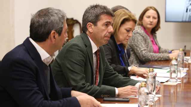 El presidente de la Generalitat Valenciana, Carlos Mazón, en la mesa de diálogo social este lunes. EE