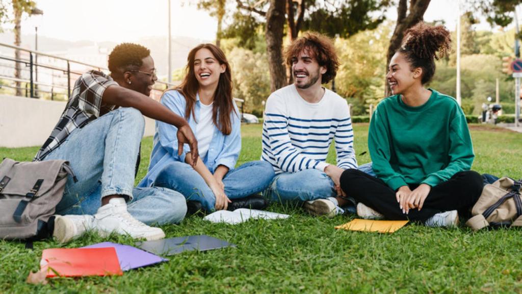 Imagen de unos amigos en un parque.