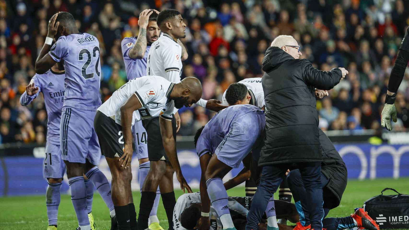 Los jugadores de Valencia y Real Madrid reaccionan a la grave lesión de Diakhaby